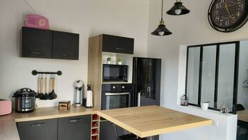 Réfrigérateur, micro-ondes, four, plaque de cuisson