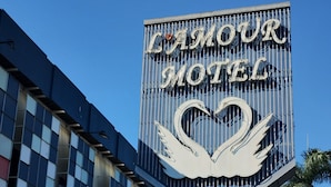 Un letrero grande del motel Casablanca con un diseño en forma de corazón.