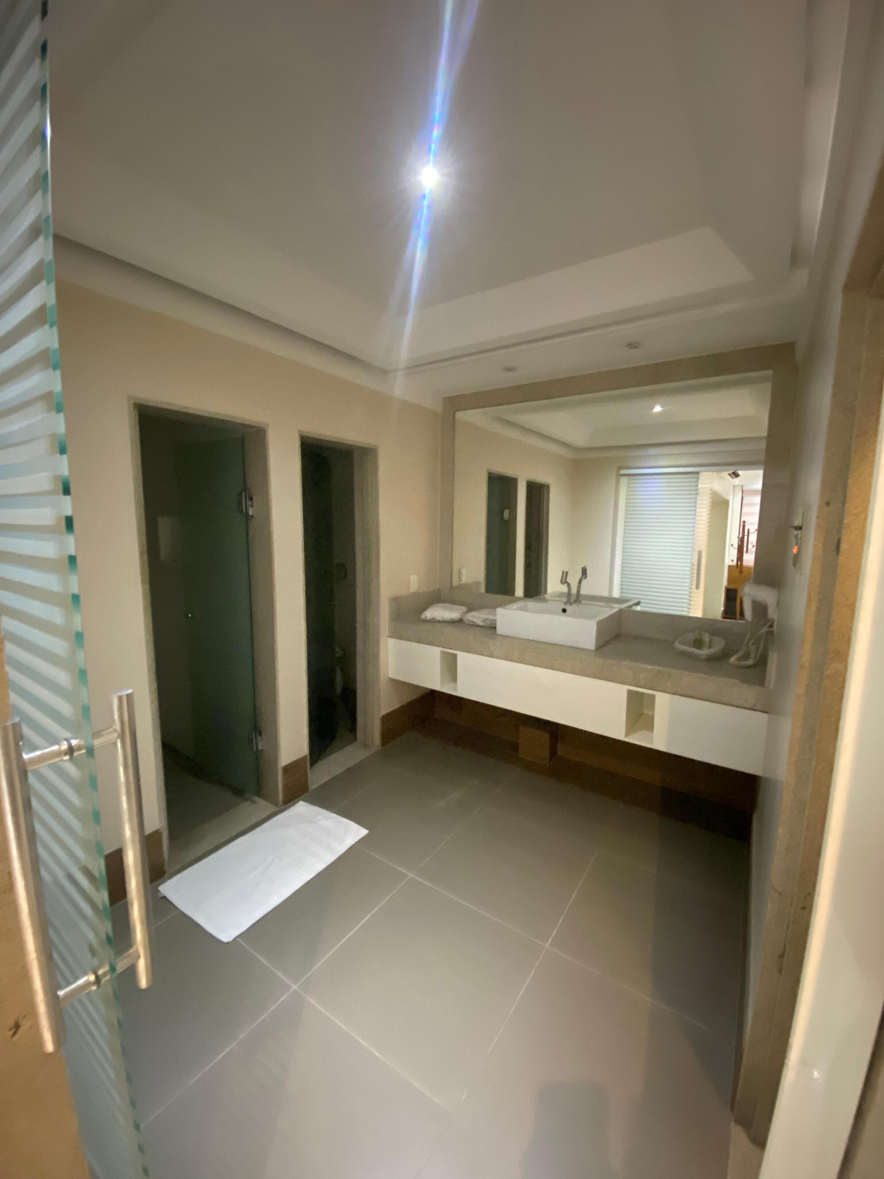 Deluxe studio suite | Badkamer | Een haardroger, badjassen, handdoeken, zeep