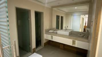 Deluxe studio suite | Badkamer | Een haardroger, badjassen, handdoeken, zeep