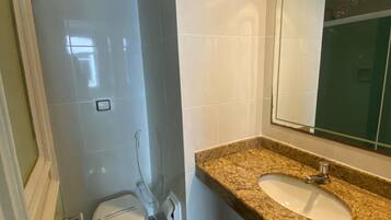 Deluxe Double or Twin Room | Bathroom