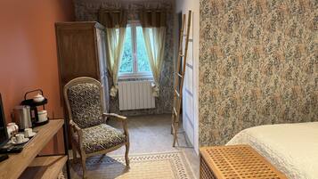 Blackout drapes, soundproofing, free WiFi
