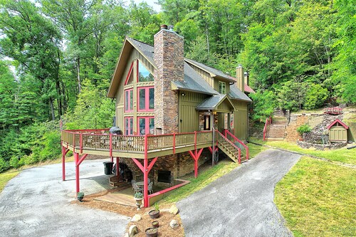 9 min. to Main St. ~ Hot Tub ~ Pets ~ on 2.2 acres ~ water feature ~ EV Charger