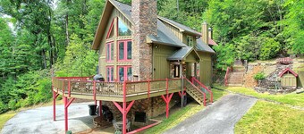 9 min. to Main St. ~ Hot Tub ~ Pets ~ on 2.2 acres ~ water feature ~ EV Charger