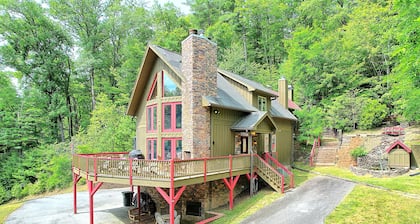 9 min. to Main St. ~ Hot Tub ~ Pets ~ on 2.2 acres ~ water feature ~ EV Charger