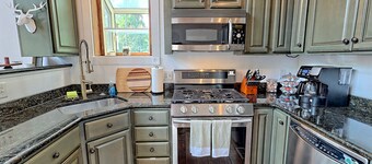 9 min. to Main St. ~ Hot Tub ~ Pet Friendly ~ on 2.2 acres