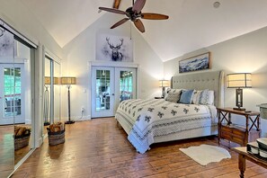 3 dormitorios, escritorio, tabla de planchar con plancha y cuna de viaje