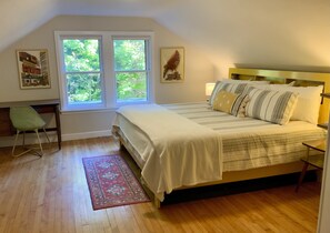 4 habitaciones, escritorio y tabla de planchar con plancha