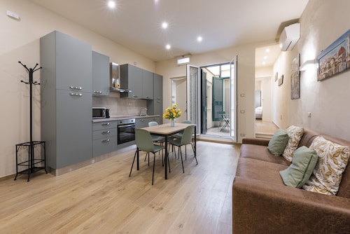 Mercato Contemporary Apartment by Mmega