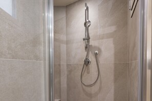 Apartamento luxo | Banheiro | Chuveiro, secador de cabelo, bidê, toalhas de banho