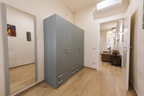 Deluxe Apartment | 2 bedrooms, premium bedding, down comforters, individually decorated - Mercato Contemporary Apartment by Mmega (Florence)