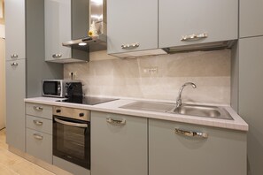Deluxe Apartment | Private kitchen | Fridge, microwave, oven, stovetop - Mercato Contemporary Apartment by Mmega (Florence)