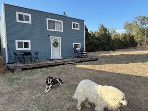 Outdoor dining - Tiny House on Farm (Wray)