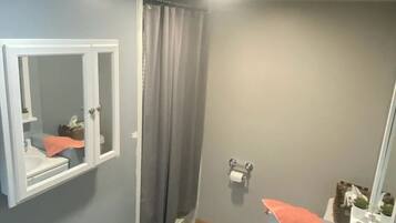 Toallas, jabón, papel de baño