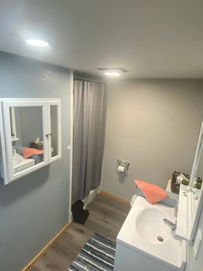 Towels, soap, toilet paper - Tiny House on Farm (Wray)
