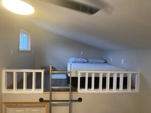 2 bedrooms, travel cot, WiFi, bed sheets - Tiny House on Farm (Wray)