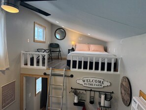 2 bedrooms, travel crib, WiFi, bed sheets - Tiny House on Farm (Wray)