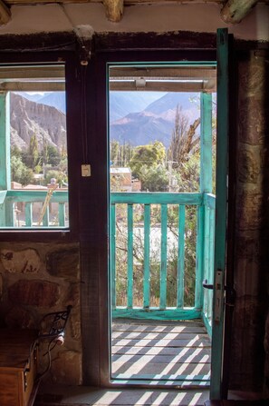 Basic-Vierbettzimmer, Balkon, Hügelblick | Daunenbettdecken, individuell eingerichtet