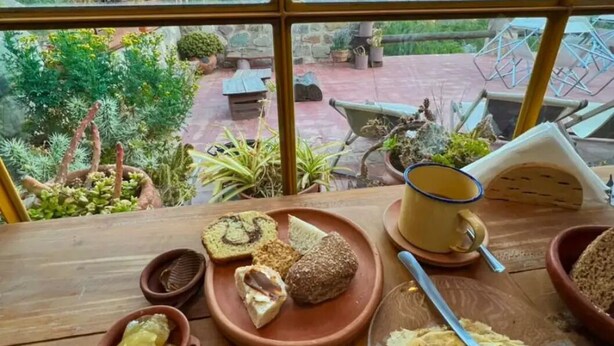 Desayuno con opciones de la cocina local incluido todos los días 