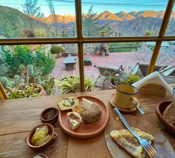 包含每日当地美食早餐