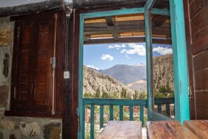 基础四人房, 阳台, 山景 | 羽绒被、特色家居