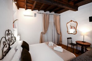 Quarto casal ou duplo conforto, vista para o pátio | Wi-Fi de cortesia
