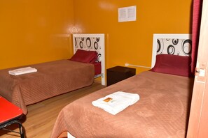 Basic Double Room | Down duvets, desk, laptop workspace, free WiFi - Hostal Sin Fronteras  (Uyuni)