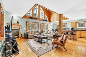 TV connectée, cheminée, lecteur de DVD, livres