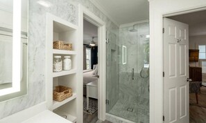 Dusche, Haartrockner, HandtĂŒcher, Seife