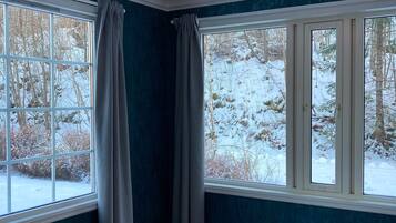 Comfort Cabin | 2 bedrooms, down duvets, free WiFi