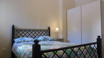 1 bedroom, iron/ironing board, internet, bed sheets