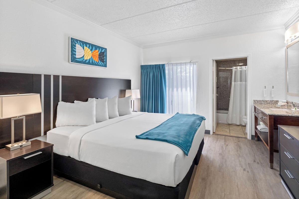 Executive King Suite | 1 bedroom, laptop workspace, iron/ironing board, free WiFi
