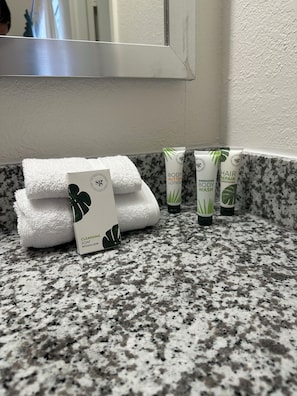 Ducha, artículos de tocador gratuitos, secador de pelo, toallas