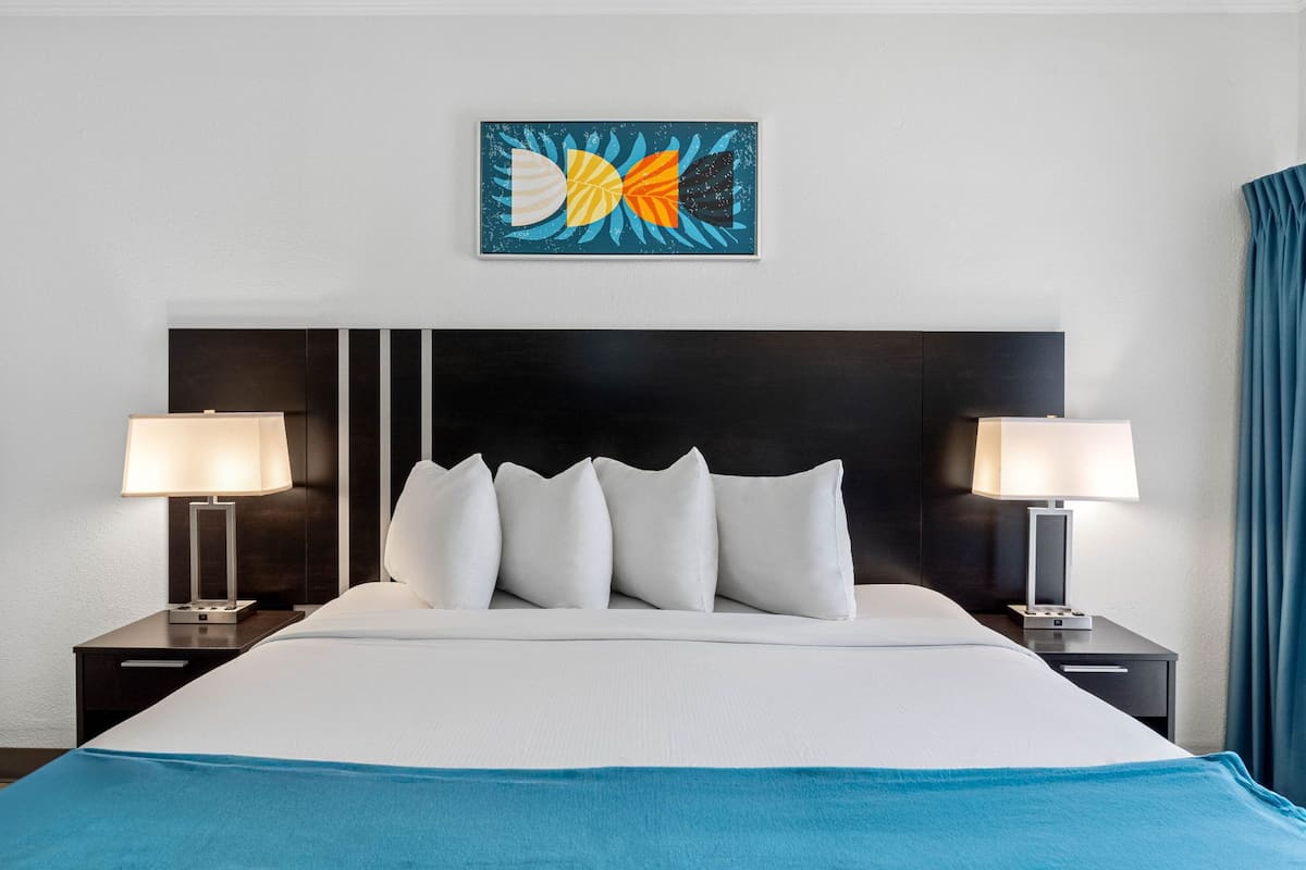King Suite | 1 bedroom, laptop workspace, iron/ironing board, free WiFi