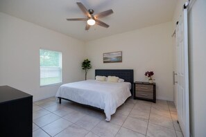 3 Schlafzimmer, Schreibtisch, Bügeleisen/Bügelbrett, WLAN