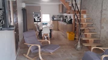 Kylskåp, mikrovågsugn, ugn och spishäll