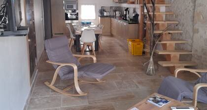 Maison en Pierre au Centre du Village