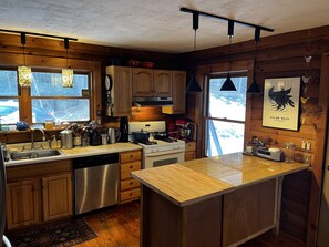 Kjøleskap, ovn, kokeplater og oppvaskmaskin