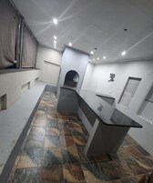 Una cocina moderna con piso de baldosas de mármol, horno empotrado y una encimera.