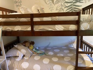 5 bedrooms, iron/ironing board, WiFi, bed sheets