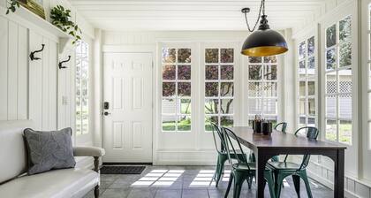 Historic Dunn Ranch Ashland Oregon. Sleeps 12 to 14 Great for large groups.