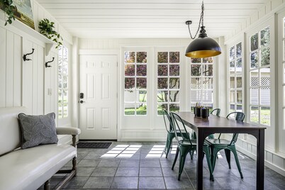 Historic Dunn Ranch Ashland Oregon. Sleeps 12 to 14 Great for large groups.