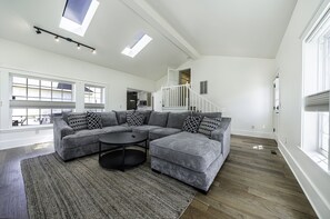 Smart TV, fireplace, table football - Historic Dunn Ranch Ashland Oregon. Sleeps 12 to 14 Great for large groups.
 (Ashland)