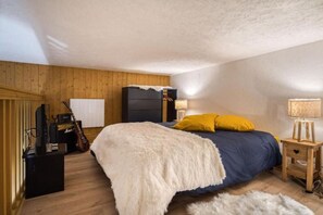 2 makuuhuonetta, silitysrauta/-lauta, ilmainen Wi-Fi, vuodevaatteet