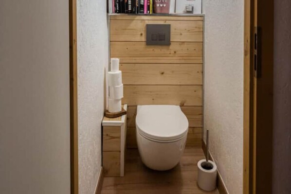 Haartrockner, Handtücher, Seife, Toilettenpapier