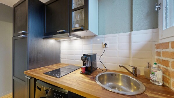 ثلاجة، ميكروويف، ماكينة لصنع القهوة/الشاي