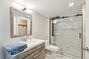 Shower, hair dryer, towels, soap - Unique Industrial Loft - Brand New! (Pflugerville)