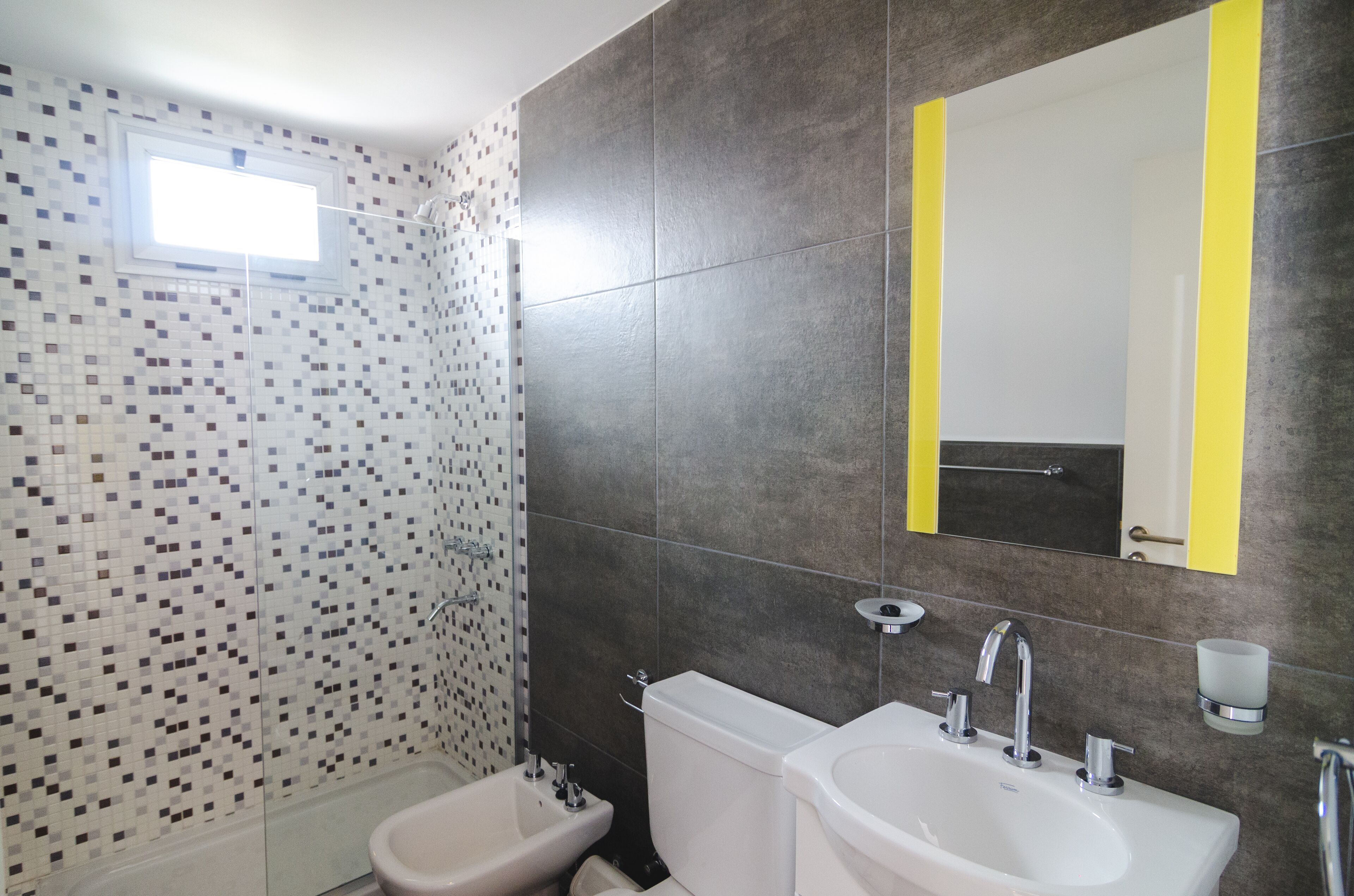 Een douche, een haardroger, een bidet, handdoeken
