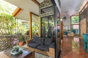 Terrace/patio - Piece of Paradise in Manuel Antonio 7 Minutes to the Beach! Casa Colibri (Quepos)