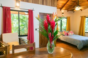 5 bedrooms, in-room safe, desk, free WiFi - Piece of Paradise in Manuel Antonio 7 Minutes to the Beach! Casa Colibri (Quepos)
